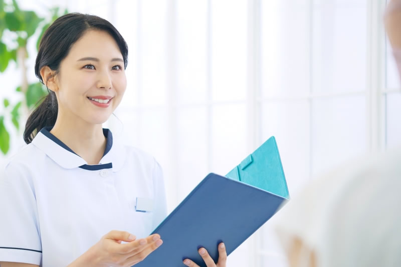 注意点を説明している看護師