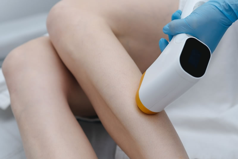 脱毛している女性