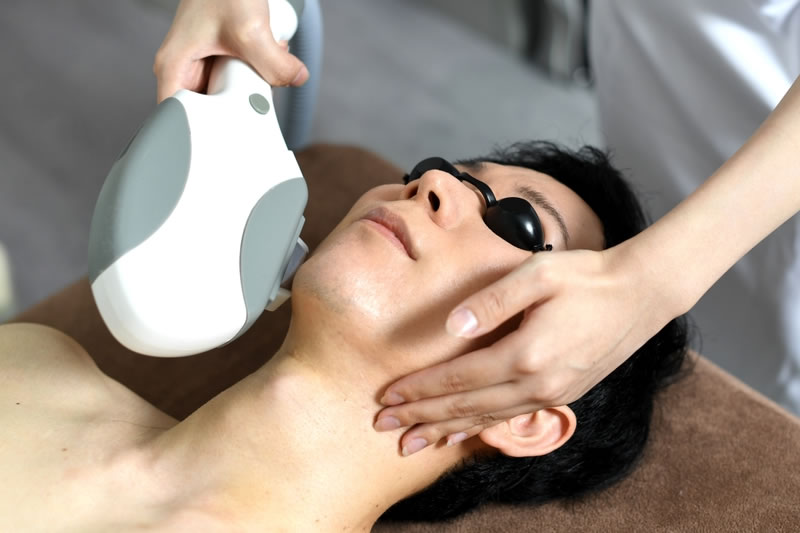 脱毛している男性