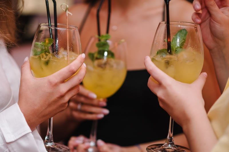 飲み会をしている女性