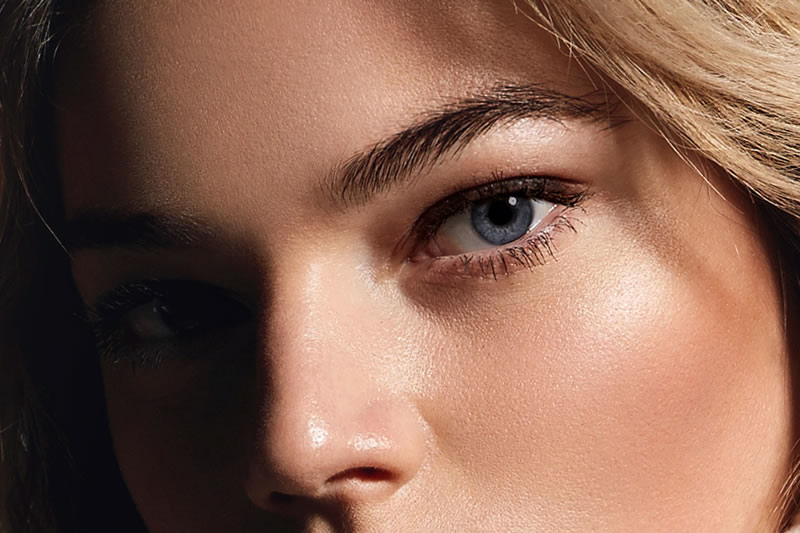 二重のラインが綺麗な女性