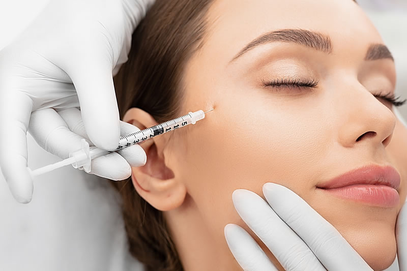 ヒアルロン酸をこめかみに注入しているところ