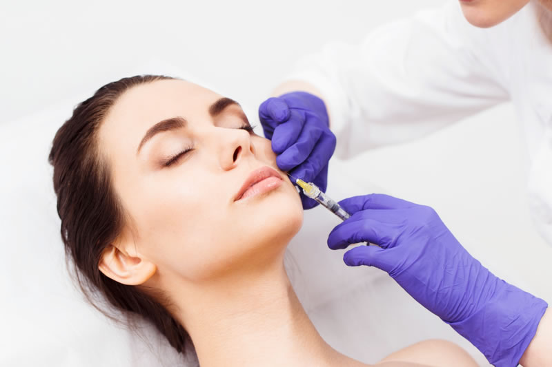 ヒアルロン酸を顔に注入しているところ