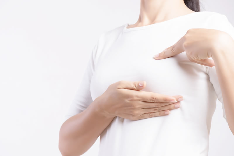 指で指して胸を強調する女性