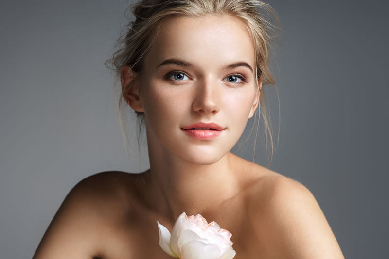 目が綺麗な女性