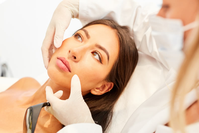 美容皮膚科治療をしているところ