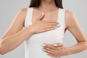 胸を強調する女性