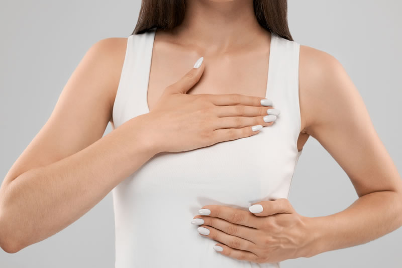 胸を強調する女性