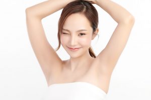 両脇を見せる女性