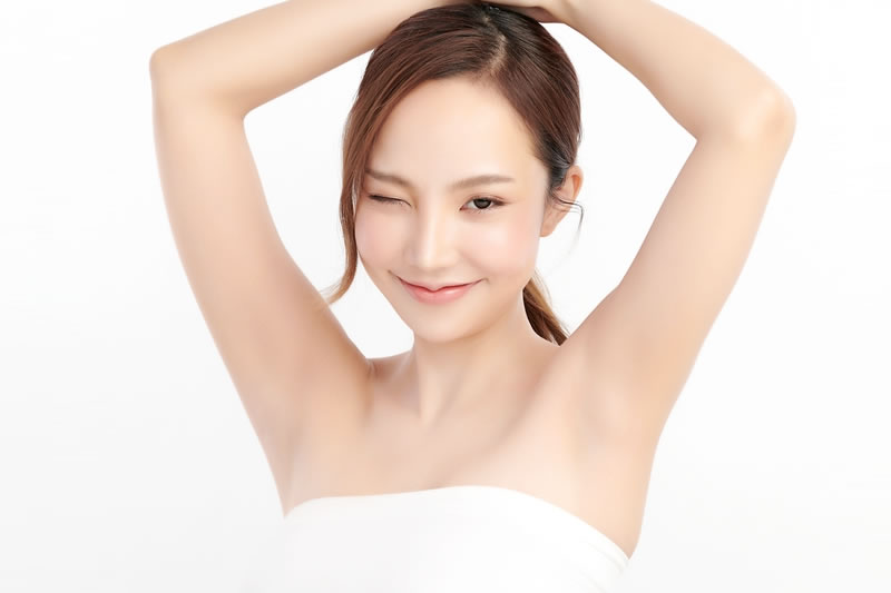 両脇を見せる女性