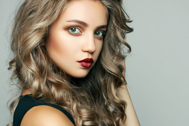 二重のラインがクッキリの女性