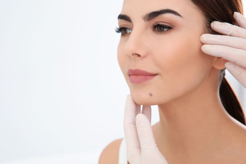 医師が患者の顔を触っているところ