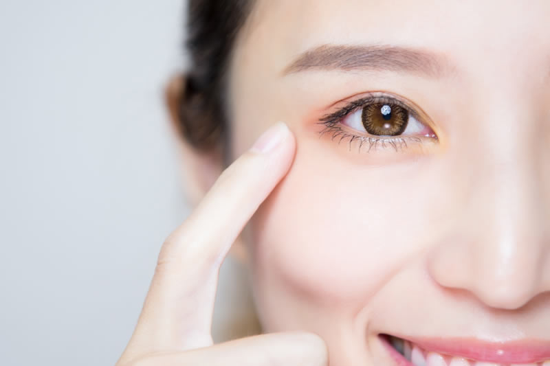 埋没法の手術を受けた女性