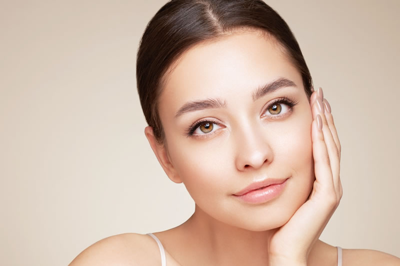 目の下が綺麗な女性