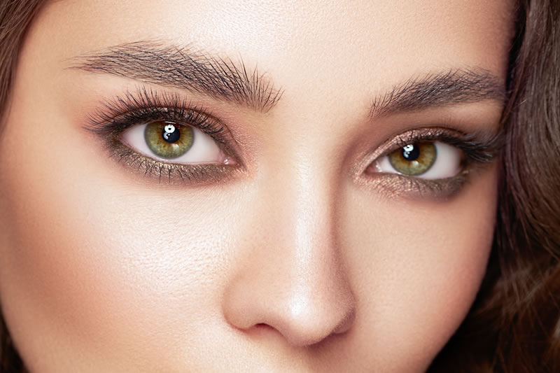 目の二重のラインが綺麗な女性