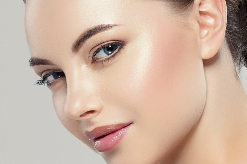 目元が綺麗な女性