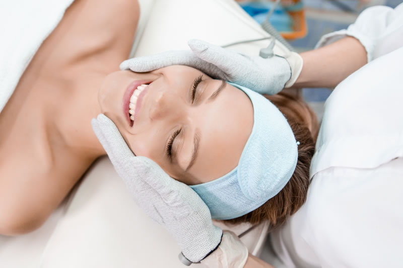 美容皮膚科の治療を受ける女性