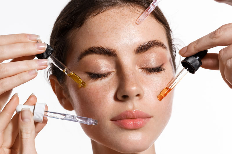 顔にヒアルロン酸を当てている女性