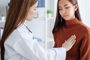 豊胸手術の話を聞く女性