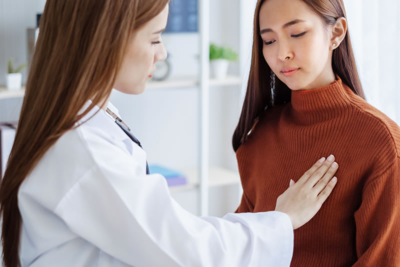 豊胸手術の話を聞く女性