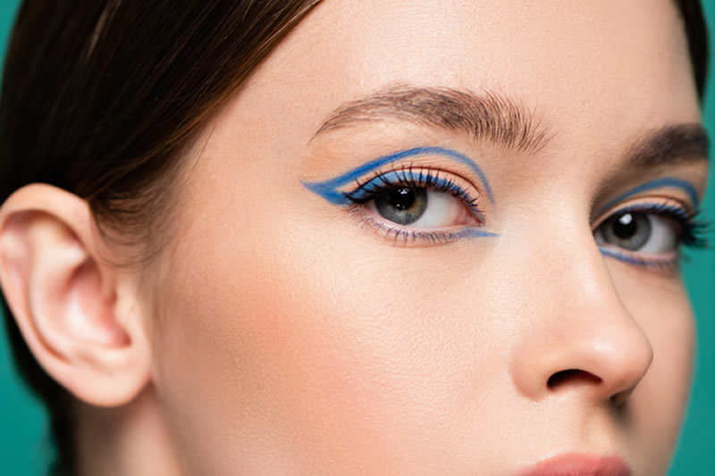 目を化粧している女性