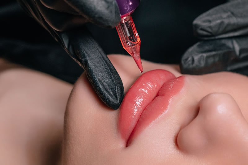 唇のアートメイクをしている女性