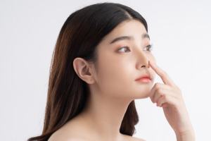 鼻の美容整形を考えている２０代の女性