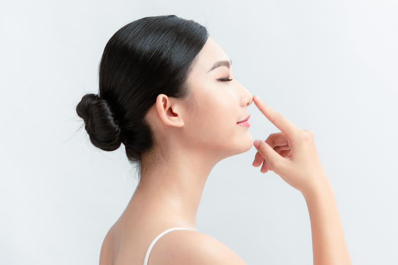 鼻整形の手術を考えている女性