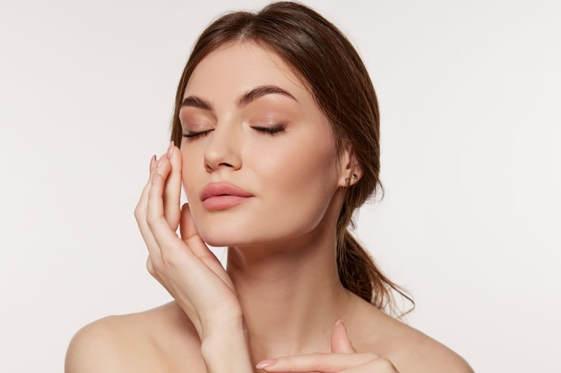 エラを触る女性