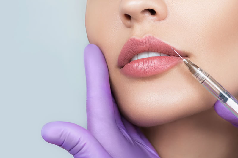 口角ボトックスの施術を受けている女性