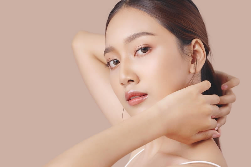 目元が綺麗な女性