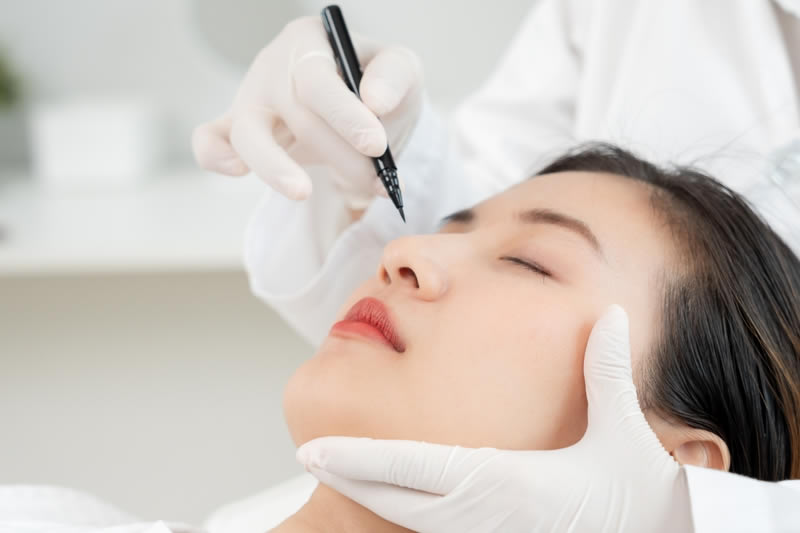 鼻の修正手術の相談をしている女性