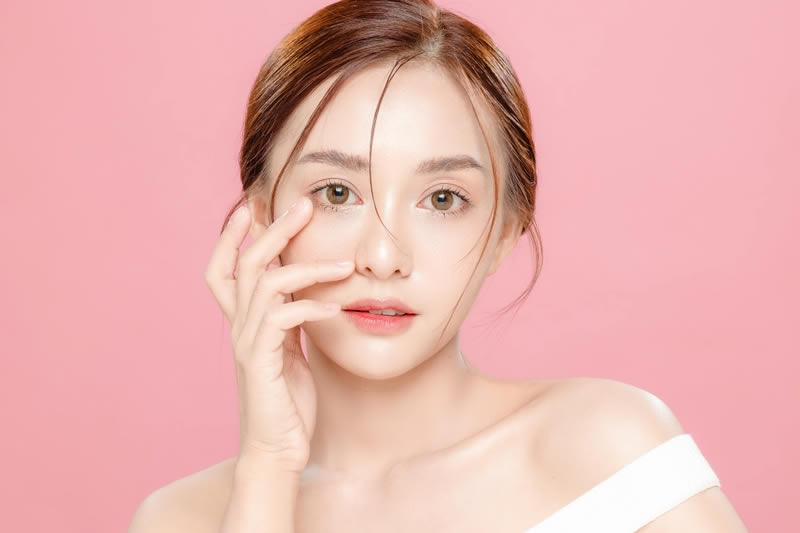 二重埋没を受けた女性