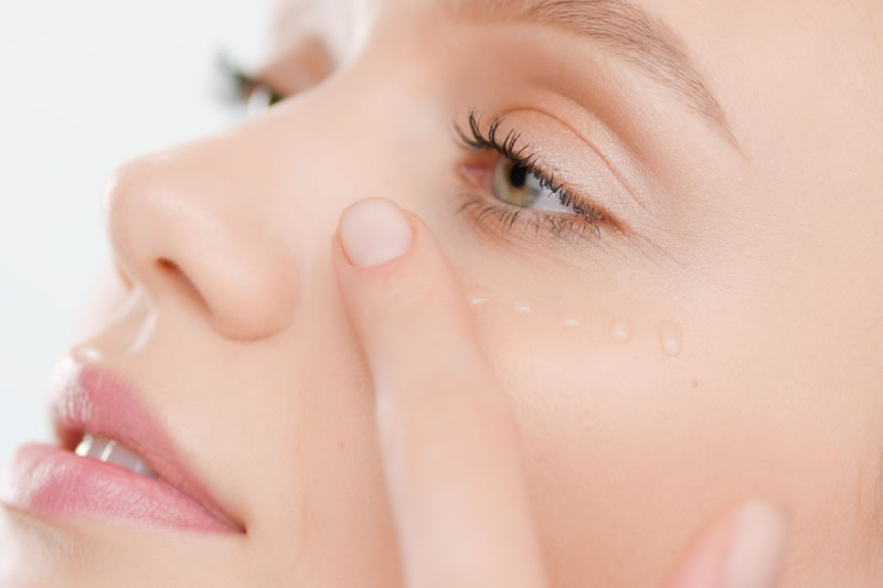 美しい目元の女性