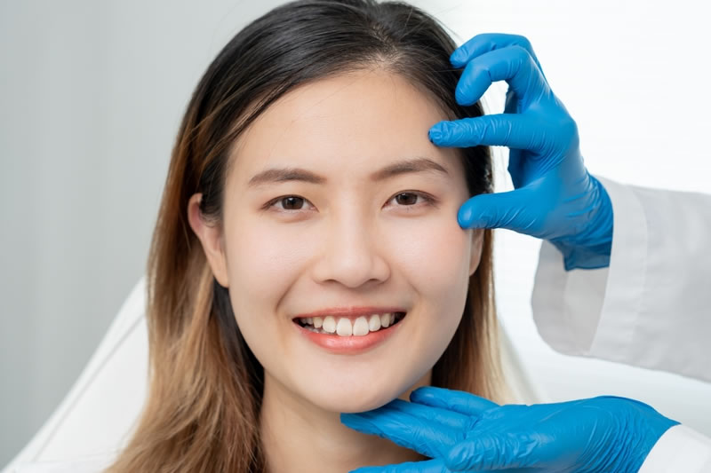 目もとの医師の診察を受ける女性