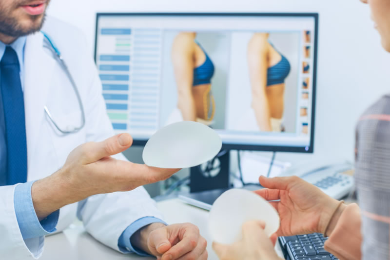 医者にどんな豊胸手術を受けるか相談する患者