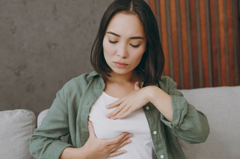 豊胸手術後の胸の状態が気になる女性