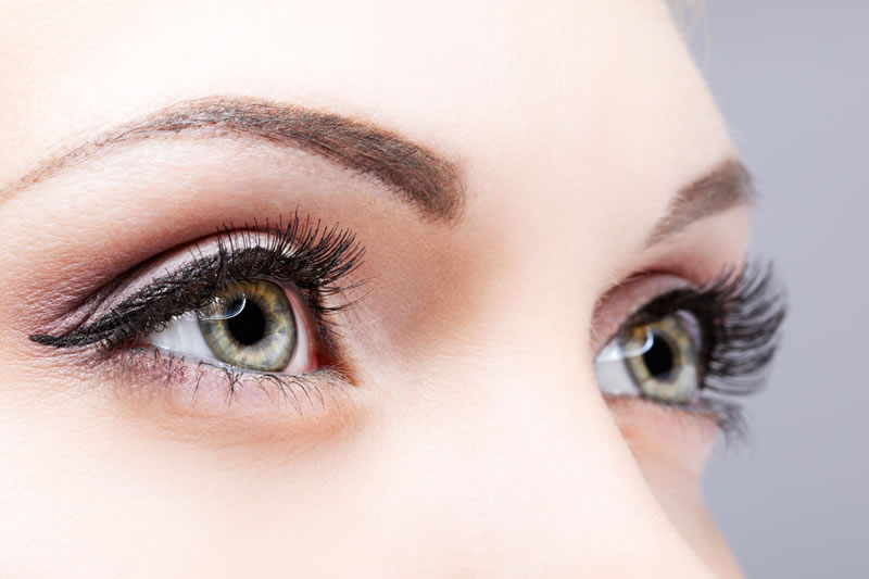 ぱっちり二重の女性