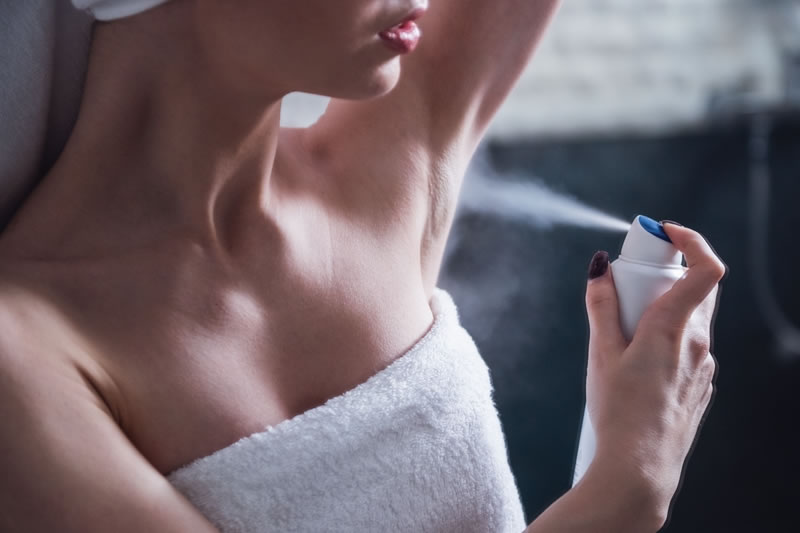 わきの匂いが気になっている女性