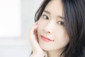 二重のラインが綺麗な日本人の女性