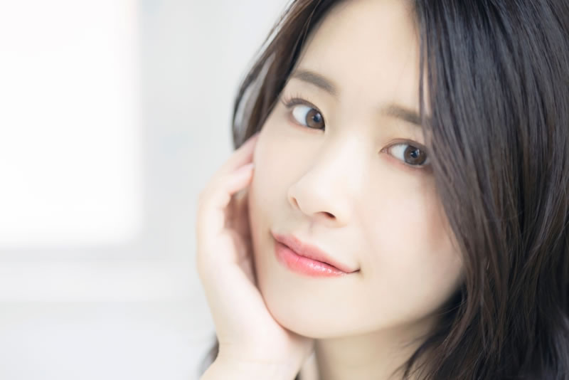 二重のラインが綺麗な日本人の女性