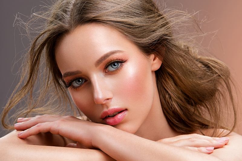 目元が綺麗な女性