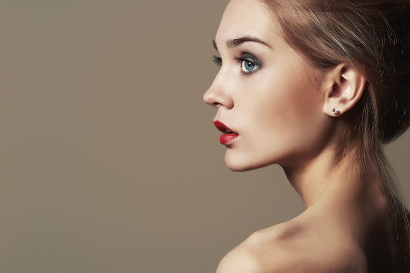 目元が美しい女性