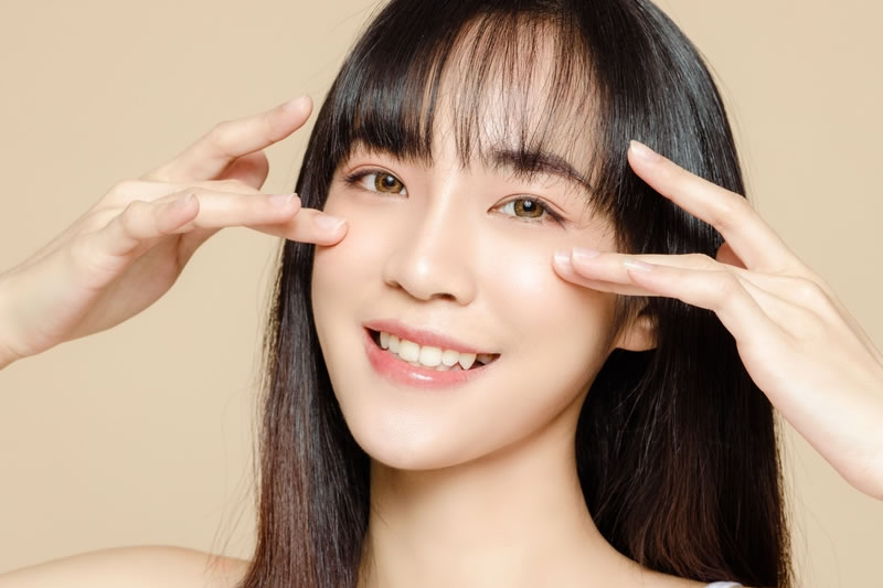 目頭切開を受けた女性