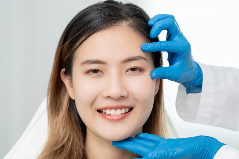 眼瞼下垂に悩んでいる女性