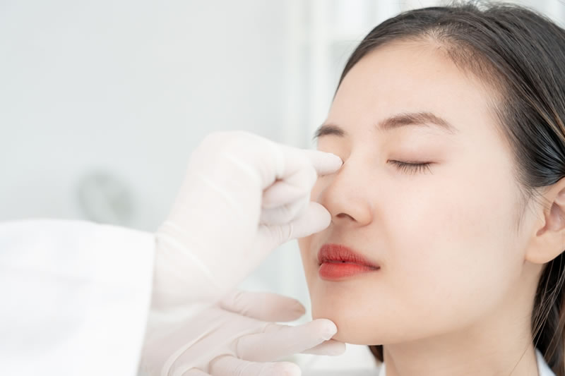 鼻の美容整形を受けようとしている女性