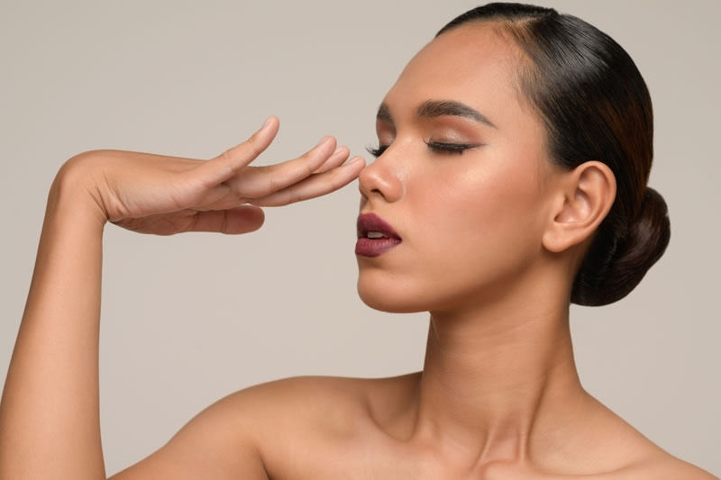 鼻を高くした女性