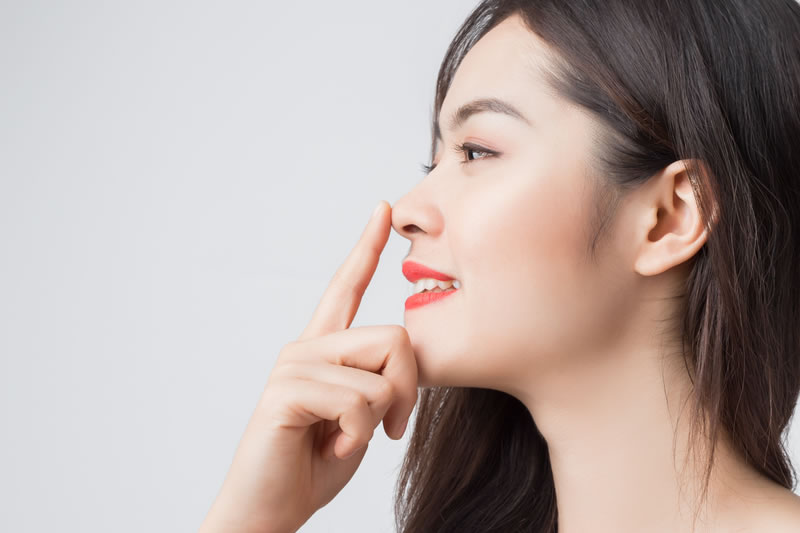 鼻筋が綺麗な女性