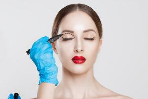医師により全切開手術の切開ラインを描かれている女性