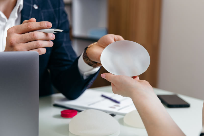 豊胸バックを患者に説明する医師